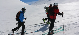 Drei Skitourengeher bei Aufstieg im Schnee auf Kreta.