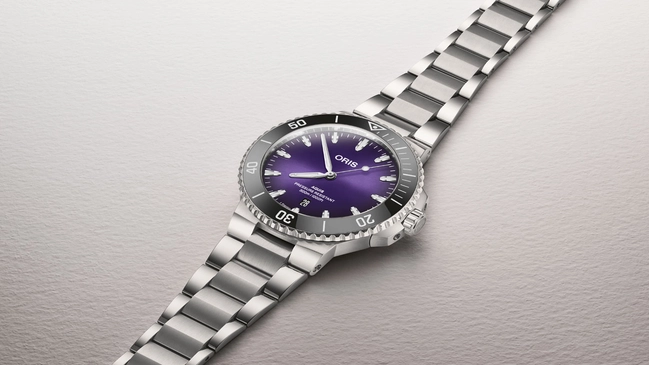 Oris Aquis Date Taste of Summer 43,5 mm lila liegend