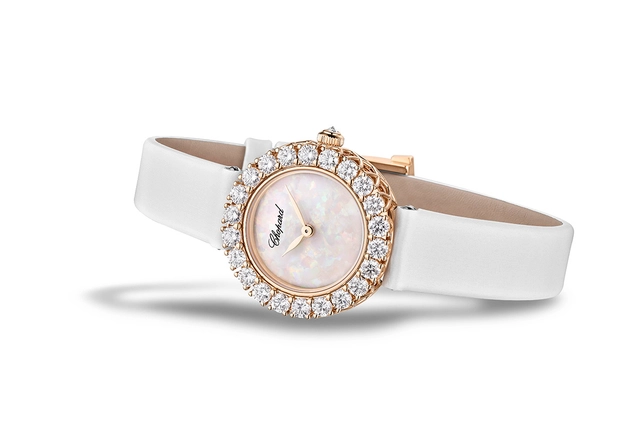 Chopard L’Heure du Diamant, Referenz 13A178-5317 in 18 Karat Ethischem Roségold Chopard L’Heure du Diamant in 18 Roségold mit weißem Opal-Zifferblatt und Armband in weißem Satin