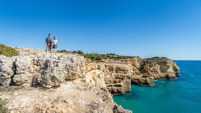 Zwei Personen beim Wandern an der Algarve.