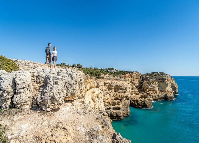 Zwei Personen beim Wandern an der Algarve.