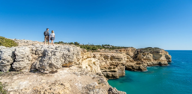 Zwei Personen beim Wandern an der Algarve.