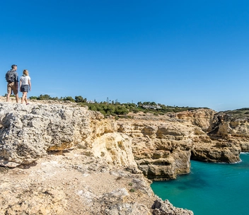 Zwei Personen beim Wandern an der Algarve.