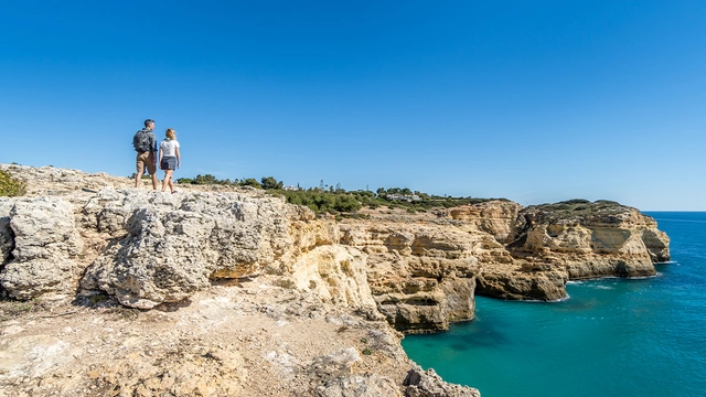 Zwei Personen beim Wandern an der Algarve.
