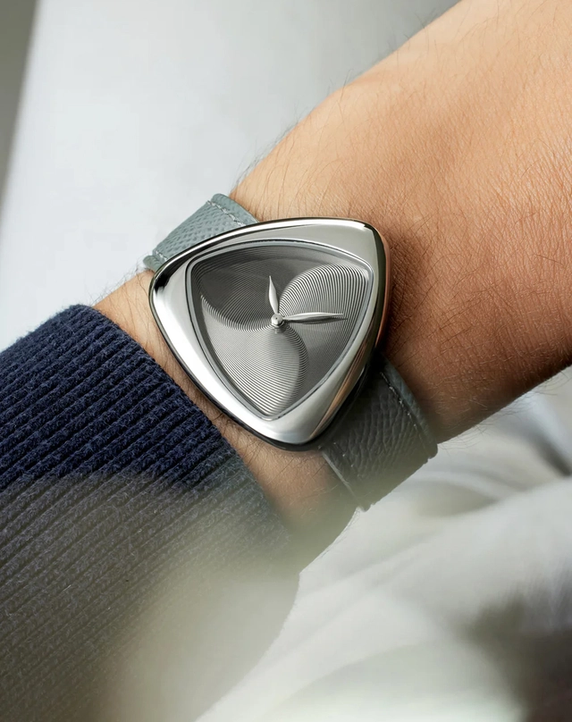 Anoma – A1 Optical, ausgefallene Dresswatch mit graviertem Zifferblatt und Lederband