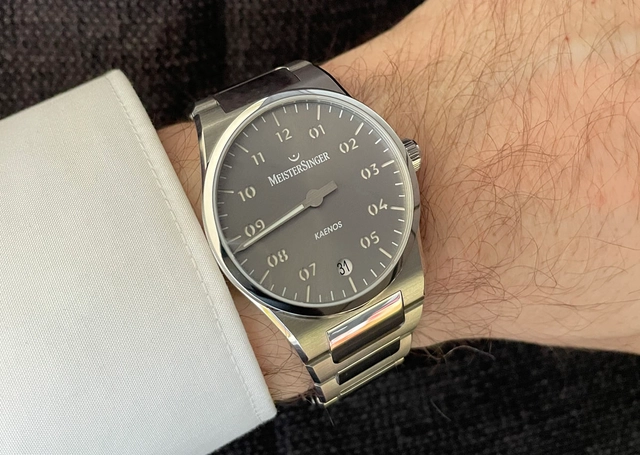 Meistersinger Kaenos grau Wristshot