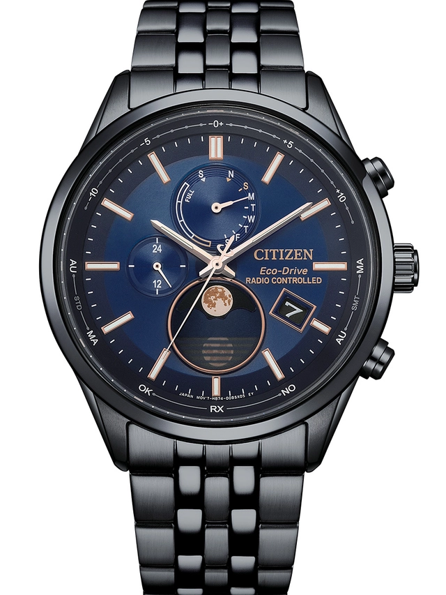 Citizen Mondphase, Referenz BY1035-56L, Uhr mit geschwärztem Gehäuse mit dunkelblauem Zifferblatt vor weißem Hintergrund