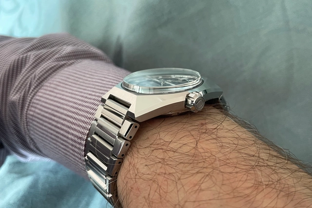 King Seiko Vanac mit marineblauem Zifferblatt am Handgelenk, von der Kronenseite