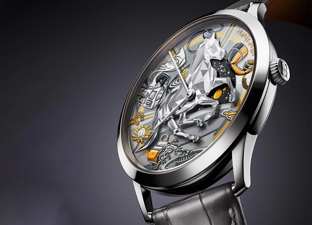 Hermès Slim d'Hermès Faubourg of dreams, Uhr vor grauem Hintergrund