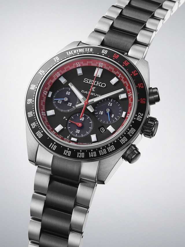 Seiko_Speedtimer_Solar_Chronograph_DATSUN_Limited_Edition_SSC957 Zifferblatt und Metallband