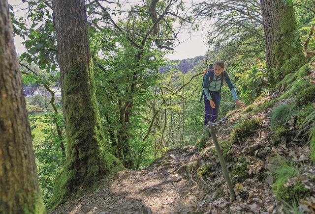 2.png Ein Mädchen auf einem steilen Wanderweg