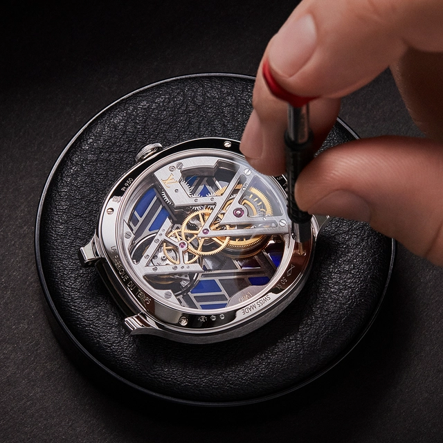 Louis Vuitton Voyager Flying Tourbillon “Poinçon de Genève” Plique-à-jour Referenz Q7EBBY