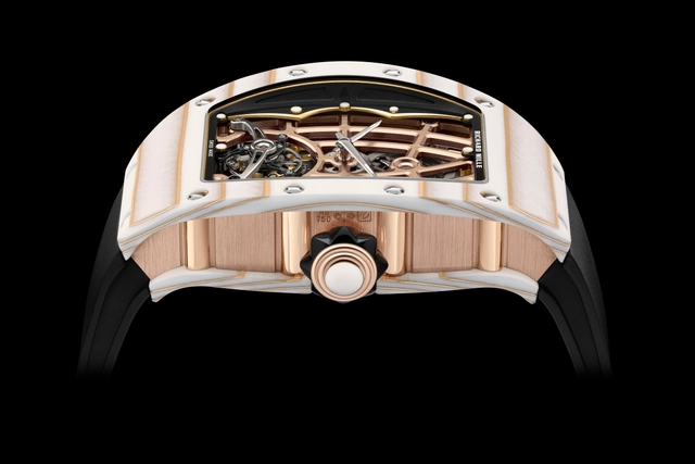 Seitenansicht der Richard Mille RM 74-02 Automatic Tourbillon mit Zifferblatt und Armband 