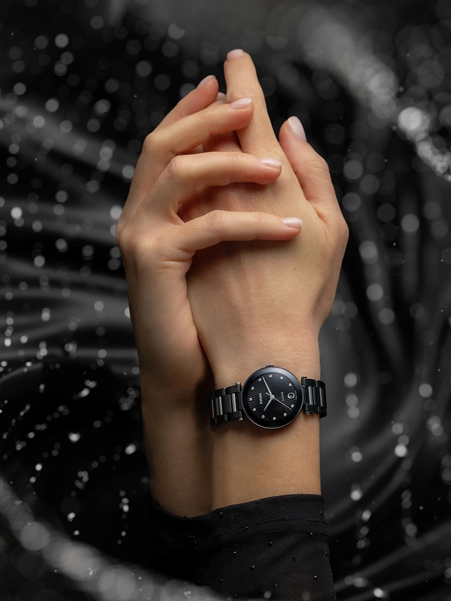 Rado LaCoupole, Referenz R22243703 Uhr in Schwarz am Damenhandgelenk