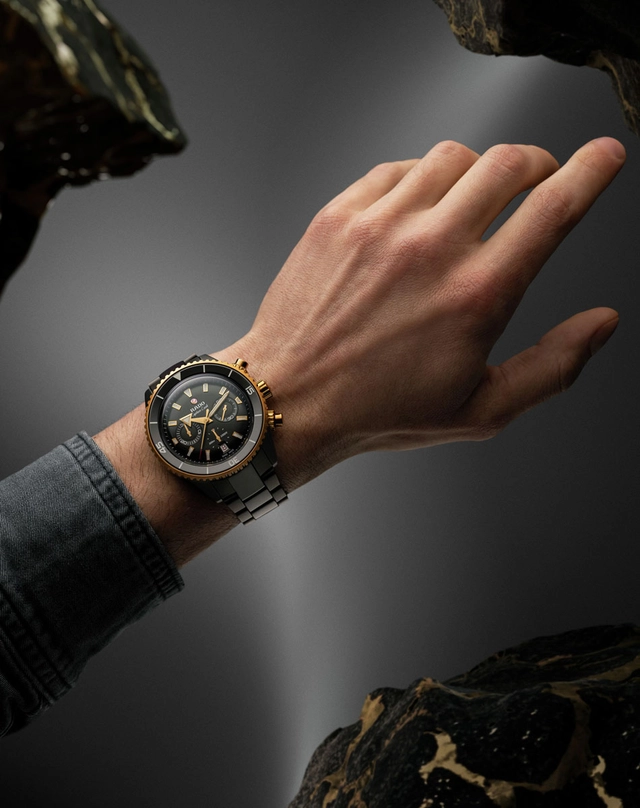 Rado-Captain-Cook-High-Tech-Ceramic-Chronograph-schwarz-gold-Wristshot-Rado.jpg Wristshot: Rado Captain Cook High-Tech Ceramic Chronograph am Handgelenk