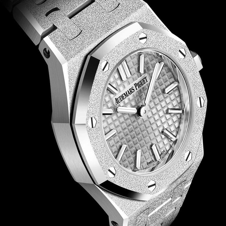 Glanzvoll Audemars Piguet enthüllt Royal Oak Mini in Frosted Gold WatchTime