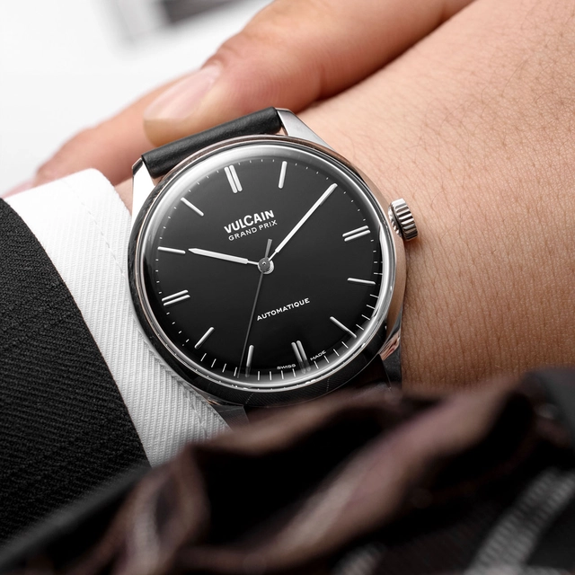 Vulcain: Grand Prix 39 mm mit schwarzem Zifferblatt Vulcain: Grand Prix 39 mm mit schwarzem Zifferblatt