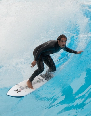 Nic von Rupp während seiner Surf-Session in der Surftown München