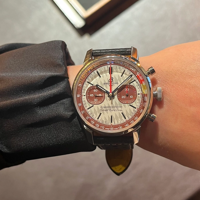 Breitling-TopTime-B01-125-Jahre-FCBayern-Muenchen-LImited-Edition-Wristshot-WT.jpg Breitling Top Time B 01 125 Jahre FC Bayern München Limited Edition Wristshot