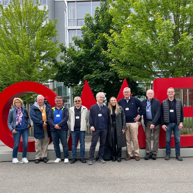 WatchTime Uhrenreise Schweiz 2025: Gruppenbild vor Omega WatchTime Uhrenreise Schweiz 2025: Gruppenbild vor Omega