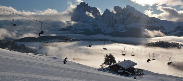 Verschneite Bergkulisse auf der Seiser Alm in Italien.