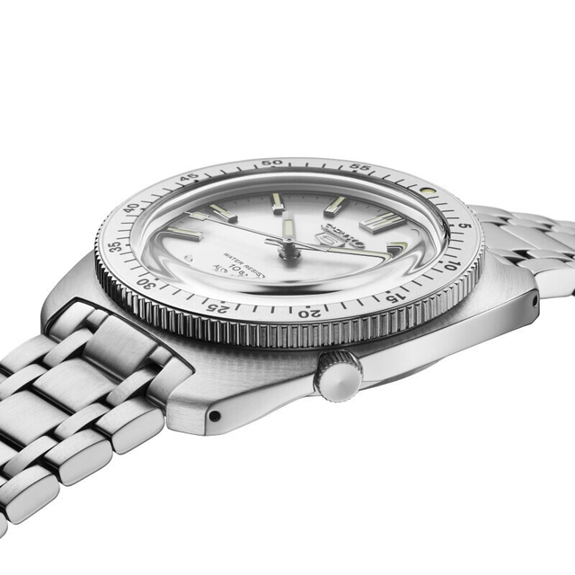 Seiko_5_Sports_Heritage_Design_Re-creation_Limited_Edition_SRPL91K1_Seite Seiko 5 Sports Heritage Design Re-creation Limited Edition, Edelstahluhr Referenz SRPL91K1, Profilansicht