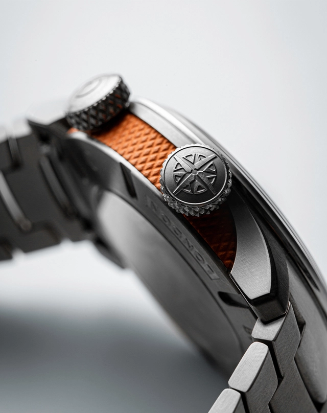Bremont – MB Meteor Orange Barrel Bremont – MB Meteor Orange Barrel, Titanuhr mit Automatikwerk im Flieger-Stil