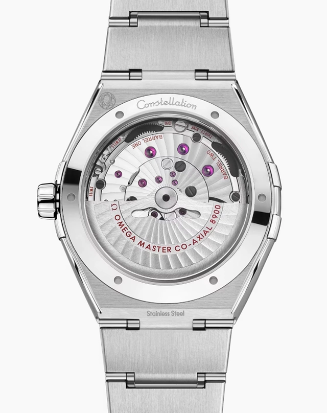 Watchtime-Omega-Constellation-Meteorite-werk.png Durch den Saphirglasboden kann man das Manufakturkaliber der Omega Constellation Meteorite betrachten