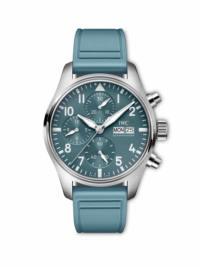 IWC_Pilot’s Watch Chronograph 41 TOP GUN Miramar Ref. iw388117 in Edelstahl, Soldat vor weißem Hintergrund