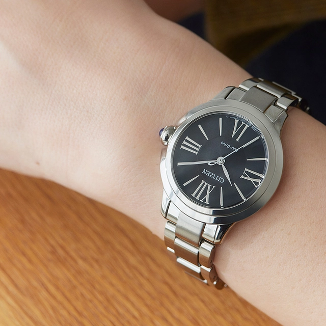 Citizen L, Referenz 241224_EM1160-58E, Uhr schwarzes Zifferblatt am Handgelenk 