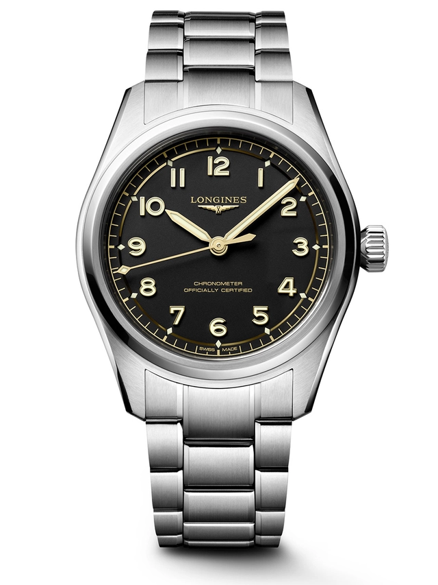 Longines Spirit Pilot, Referenz L3.809.4.53.6, Uhr mit Metallband vor weißem Hintergrund