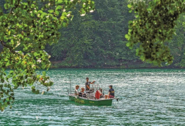 4.png Die Handfähre überqueert den See mit Passagieren