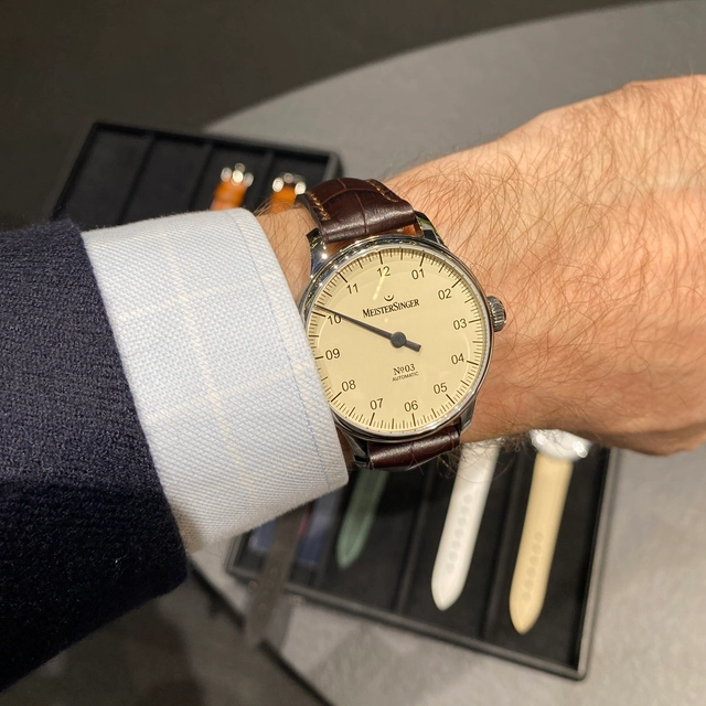 MeisterSinger_No03-elfenbein-38mm-Wristshot.jpg Meistersinger No. 03 38 mm elfenbein Wristshot