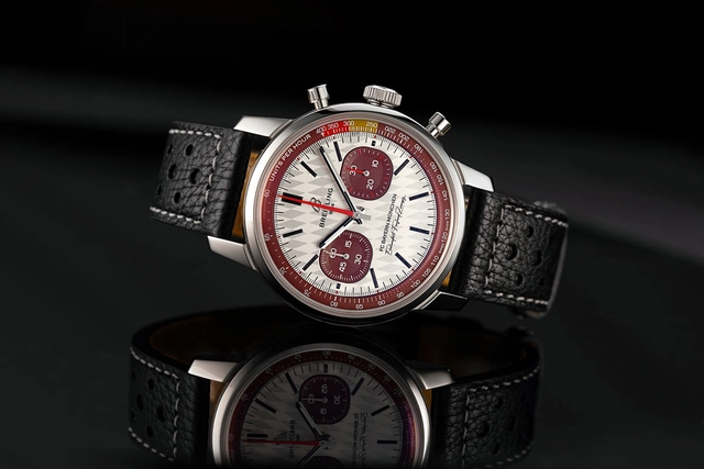 Breitling Top Time B01 125 Years FC Bayern München LE liegend Breitling Top Time B01 125 Years FC Bayern München LE liegend