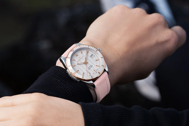 Die Norqain Adventure Sport 37mm am Handgelenk