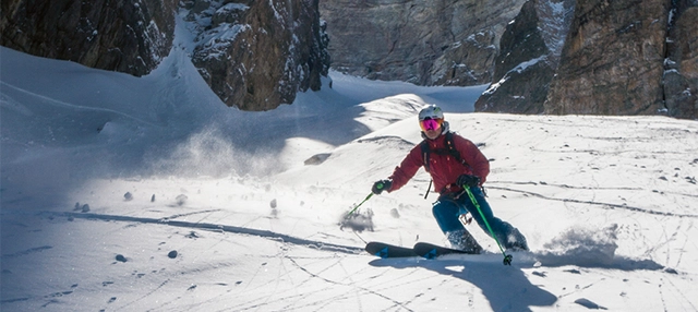 Skifahrer mit Bergen im Hintergrund in Tirol.