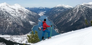 Skitourengeher beim Aufstieg mit Blick auf den Achensee