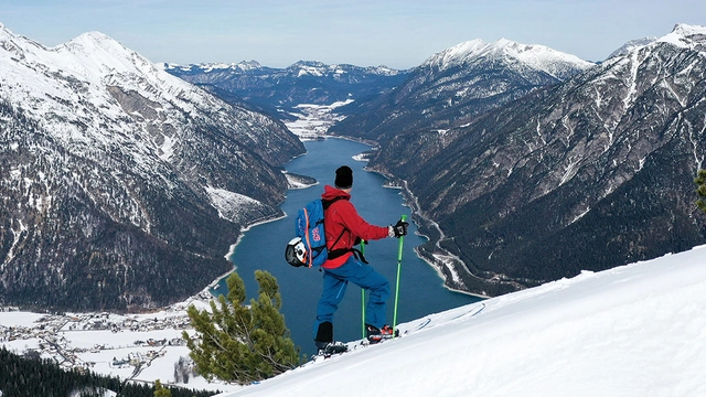 Skitourengeher beim Aufstieg mit Blick auf den Achensee