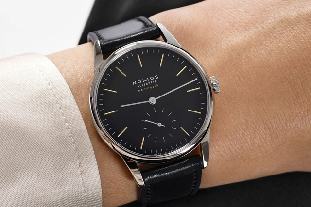 Nomos Glashütte: Orion neomatik new black, Referenz 396, am Handgelenk