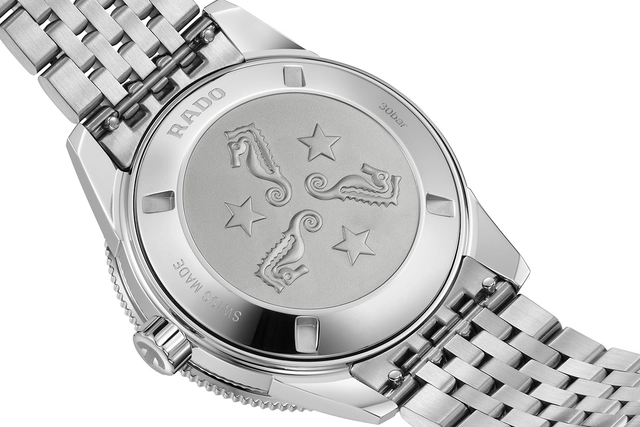 Rado Captain Cook Uhr, Referenz R32223213, Gehäuseboden mit Seepferdchen-Gravur vor weißem Hintergrund