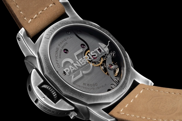 Rauchglasboden der Panerai Luminor Venticinque PAM02025