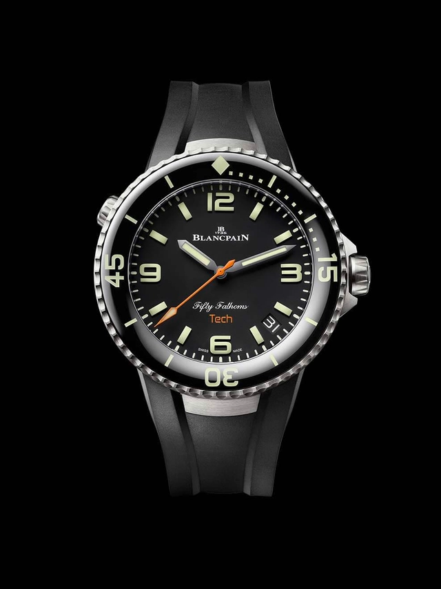Blancpain Fifty Fathoms 5029_12B30_94A mit schwarzem Kautschukband vor schwarzem Hintergrund