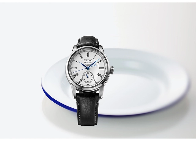 Seiko Presage Craftsmanship Emaille SPB495 neben Porzellan-Teller