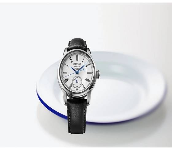 Seiko Presage Craftsmanship Emaille SPB495 neben Porzellan-Teller