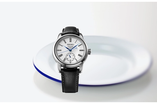 Seiko Presage Craftsmanship Emaille SPB495 neben Porzellan-Teller