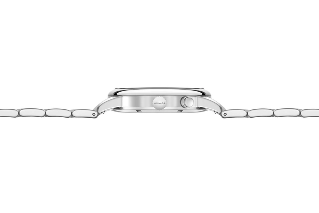 Schlanke Form: Die Club Sport neomatik Worldtimer bleibt unter 10 mm Höhe.