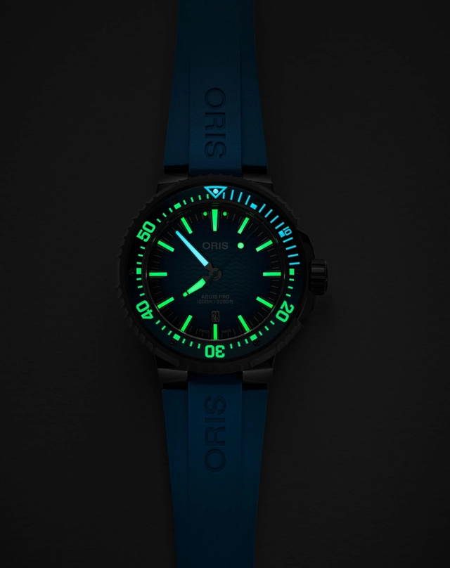 Oris Aquis Pro 1000M im Dunkeln