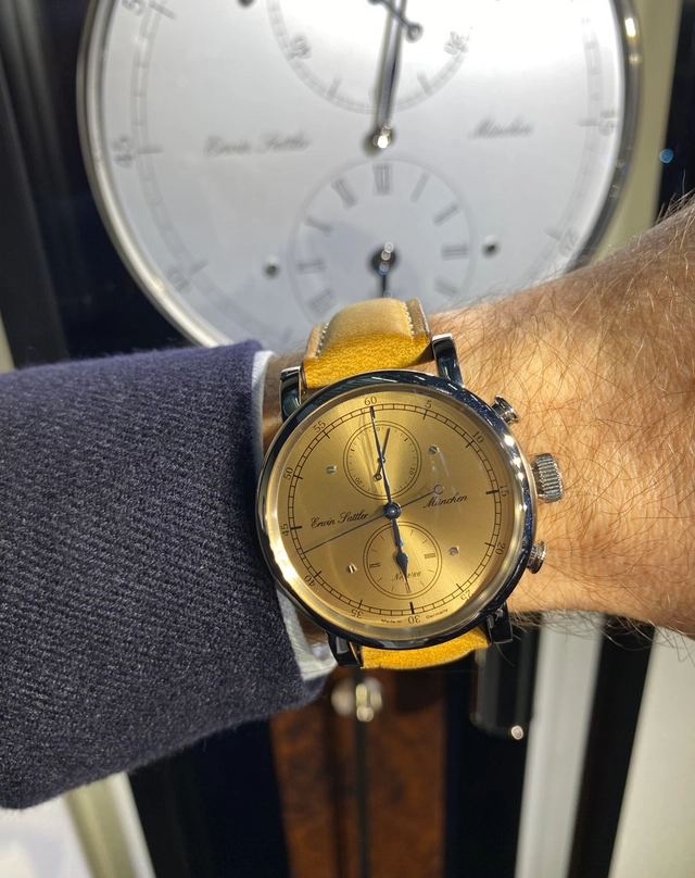 Erwin Sattler Chronograph 66 Wristshot vor Sattler Präzisions-Standuhr