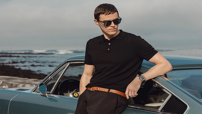 Briston Streamliner Kennedy Uhr am Handgelenk eines Models vor einem Oldtimer