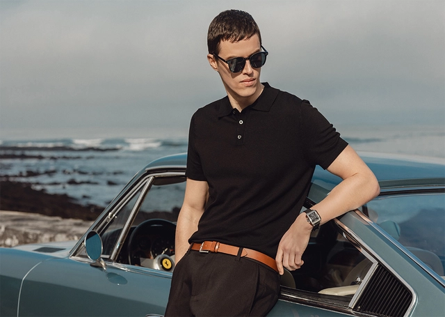 Briston Streamliner Kennedy Uhr am Handgelenk eines Models vor einem Oldtimer